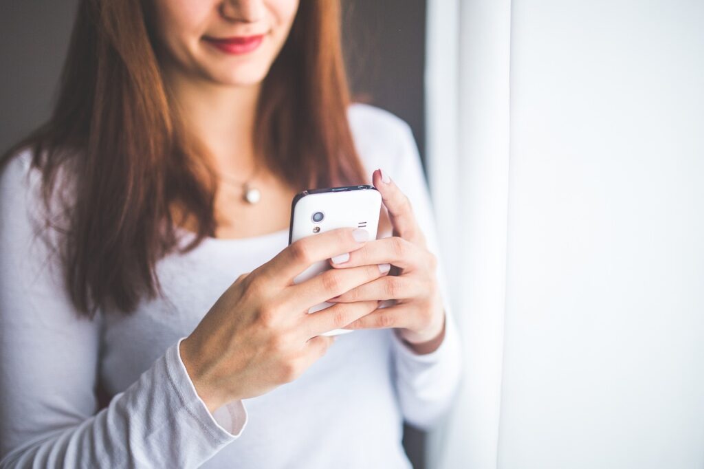 スマホを持った女性